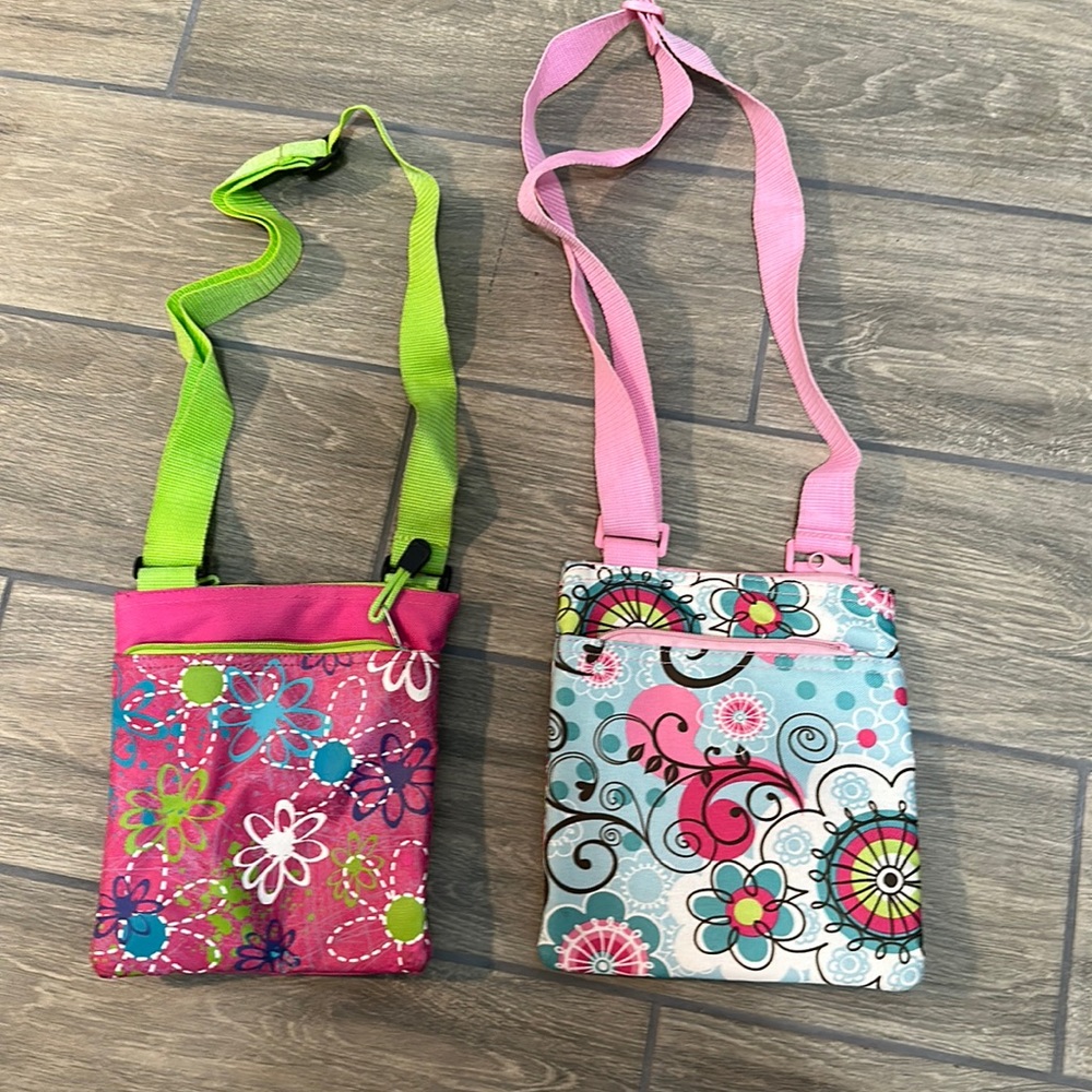HP 🎉💃 Girls crossbody bags. Perfect for travel or anytime. 3 zipper pockets.